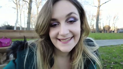 Francaise s'exhibe en se masturbant dans un parc avec un gode