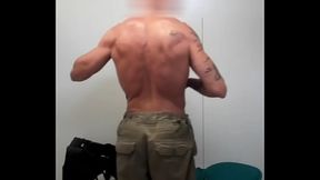 exhib Mec muscl&eacute_ dans les vestiaires et sous la douche de la salle de gym