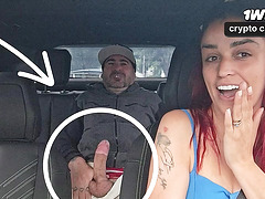 Motorista de app flagra passageiro se masturbando no banco traseiro durante corrida.