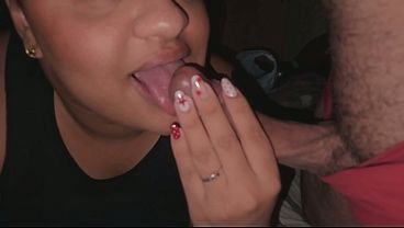 Amiga da minha namorada adora chupar meu pau quando ela n&atilde_o est&aacute_