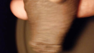 Rekaman rumahan close-up seorang wanita India jalang yang sedang masturbasi dengan penis hitamnya yang besar.