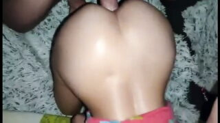 Vídeo caseiro de uma vadia tendo o cu arrombado