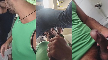 GOZEI CHUPANDO A ROLA DO MEU CHEFE NO BANHEIRO