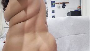 Fumando tabaco e gozando no dedo