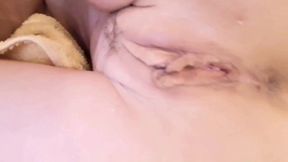 caresses doigtage etendue nue sur le lit
