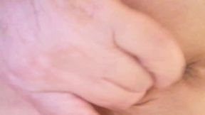 caresses doigtage etendue nue sur le lit