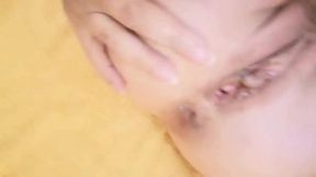 caresses doigtage etendue nue sur le lit