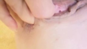 caresses doigtage etendue nue sur le lit