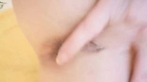 caresses doigtage etendue nue sur le lit