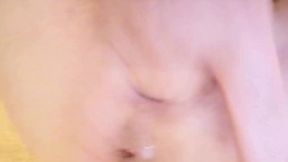 caresses doigtage etendue nue sur le lit