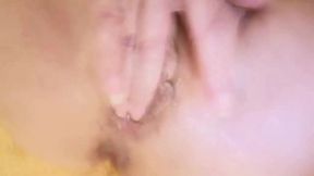 caresses doigtage etendue nue sur le lit