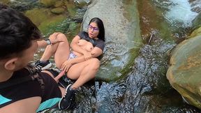 follando en el rio .. sexo en publico una locura se deja llenar la cara de semen video completo