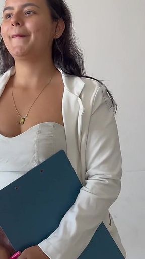 Una Agente Latina Inmobiliaria Follada Durante Una Visita Para Vender Su Propiedad