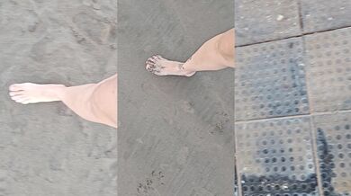 Pies sucios caminan en la playa y se muestran en la calle