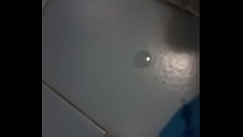 Una paja en un ba&ntilde_o cualquiera - Disfruta imaginando que te ba&ntilde_o con mi leche