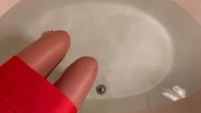 Little Red Dress: masturbation in the bathtub