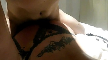 EN ESTE VIDEO COMPLETO LES MUESTRO LA HERMOSA VERGA DE UNO DE MIS HIJASTROS Y EL PLACER QUE ME DÁ CUANDO DESCARGA TODA SU LECHE EN MI CULO Y TODA SU FURIA EN MI ESPALDA