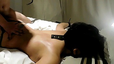 EN ESTE VIDEO COMPLETO LES MUESTRO LA HERMOSA VERGA DE UNO DE MIS HIJASTROS Y EL PLACER QUE ME DÁ CUANDO DESCARGA TODA SU LECHE EN MI CULO Y TODA SU FURIA EN MI ESPALDA