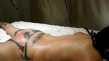 EN ESTE VIDEO COMPLETO LES MUESTRO LA HERMOSA VERGA DE UNO DE MIS HIJASTROS Y EL PLACER QUE ME DÁ CUANDO DESCARGA TODA SU LECHE EN MI CULO Y TODA SU FURIA EN MI ESPALDA