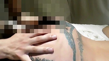 EN ESTE VIDEO COMPLETO LES MUESTRO LA HERMOSA VERGA DE UNO DE MIS HIJASTROS Y EL PLACER QUE ME DÁ CUANDO DESCARGA TODA SU LECHE EN MI CULO Y TODA SU FURIA EN MI ESPALDA