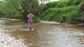 Pissing outdoors with stunning blonde