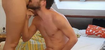 elle me tire une pipe avant que je la baise