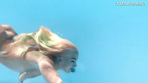 Hot Ukrainian MILF Lisi shows off her juicy body in the pool