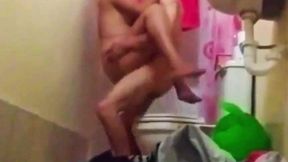 me le meto al bano a mi cunada la santurrona mientras estabamos solos en casa.