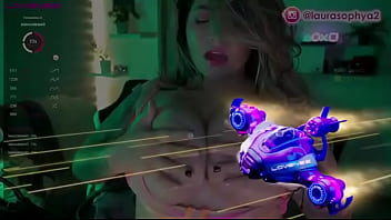 Laurasophya se da dedo y se echa aceite en las tetas