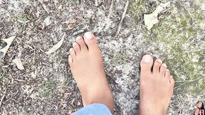 Voluptuous EXPERIENCED ONE worships bare feet outside