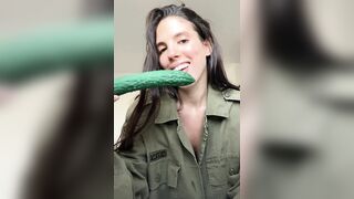 Israeli solider suck cucumber חיילת ישראלית מוצצת מלפפון (ONLYFANS-Spicykween)