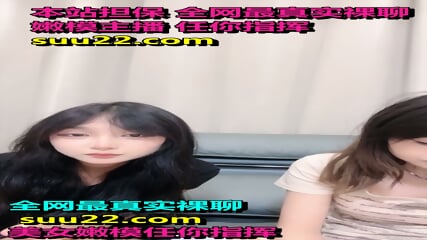 Group P lewd feast, Xiaoyi's classmate and sisters are in the same frame, riding cocks and extracting semen, one in the mouth, one in the pussy, surrounded by lewd sounds