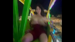 Mi amiga se saca las tetas, que rara se puso la feria