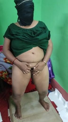 Bhabi wet pussy pissing in standing style