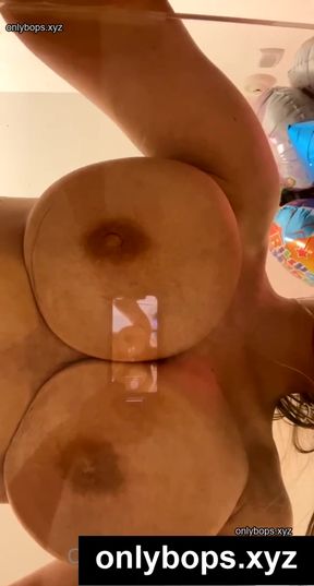 Amateur teen TikTok star exposes her body on OnlyFans