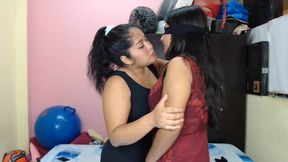 mi esposa trajo a su step prima para hacer un trio real, dos hermosas latinas con tacones altos 100% real