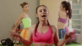 AS SAFADAS EMME WHITE, BIA ROMANXXX E NITTIE FICAM EXCITADAS COM A MALHA&Ccedil_&Atilde_O E DECIDEM PARTIR PRA PUTARIA