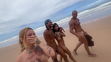 Esses três pirocudos chamou eu e minha amiga na praia, com boas intenções