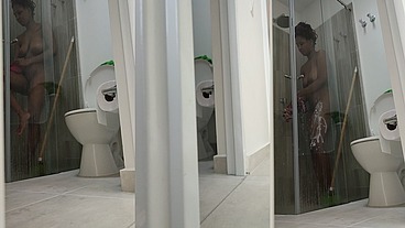 Encuentro a Mi Cuñada en la Ducha