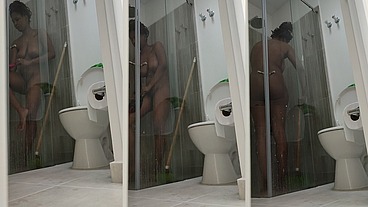 Encuentro a Mi Cuñada en la Ducha
