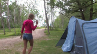 Sara dá umas boas palmadas nas bundas apertadas de Juicy Pearl e Sarah Vickers