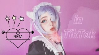 雷姆 Cosplay 小胸女孩在恋物电影中取悦自己