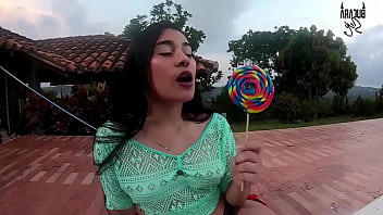 Puta colombiana chupa paleta de dulce como si fuera una polla