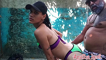 Banho de mangueira com meu amigo