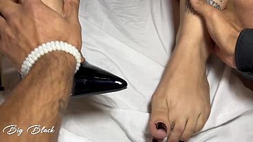 Esse safado e tarado por pés resolveu fazer uma festinha fodendo e chupando a buceta delas gozando nos pés delas
