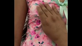 Acariciando el dulce cuerpo de hermosa latina para que me entregue su virginidad