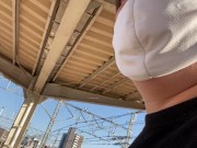 五反野駅で電車を見送る男