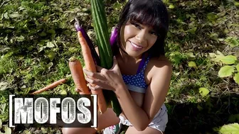 Aryana Amatista sucks Eric John's big cock before outdoor pussy pounding