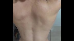 Recebendo um boquete delicioso e comendo a magrinha gostosa no banho.