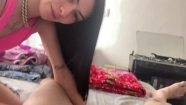 O Carmona Oficial trabalhava e chupei ele para ajudar a dar aquela relaxada nele. Nada melhor que trabalhar e receber um oral guloso